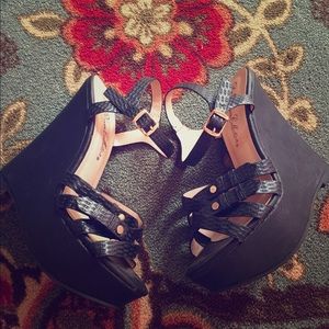 Black wedges